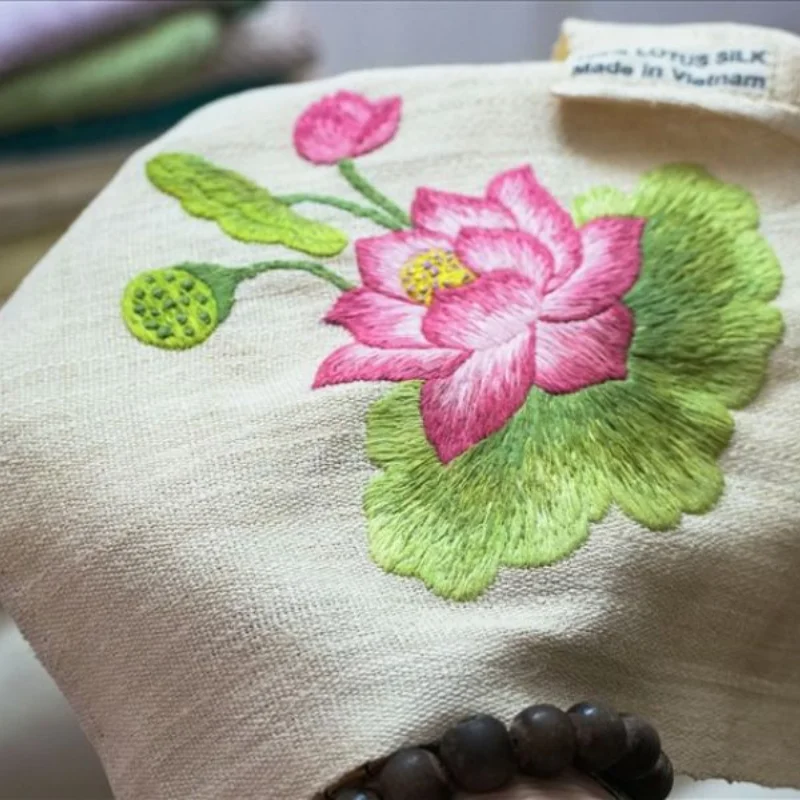 Vì sao lụa làm từ tơ sen của Việt Nam "đắt như vàng"?